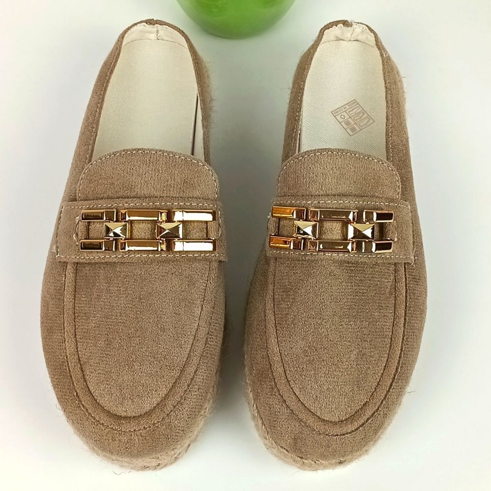 Women's Tan Slip On Faux Sued Loafers with Gold Chain Accent Sz 9 (40) - Picture 3 of 13